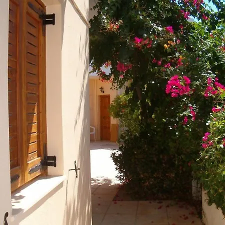 Mari Evans Hotel *